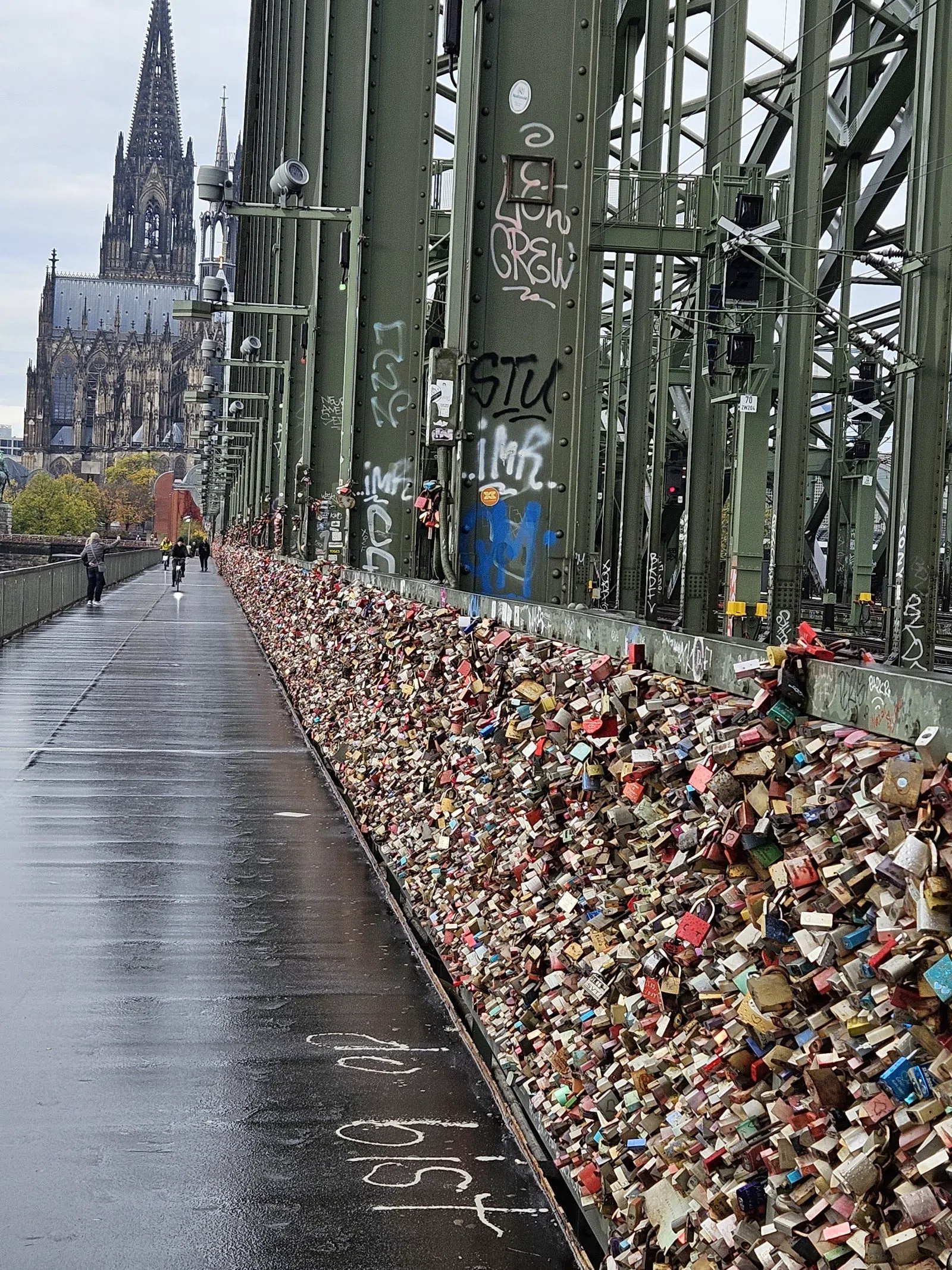 Hohenzollernbrücke (Hohenzollern Bridge) pedestrian and cycle walkway, Cologne